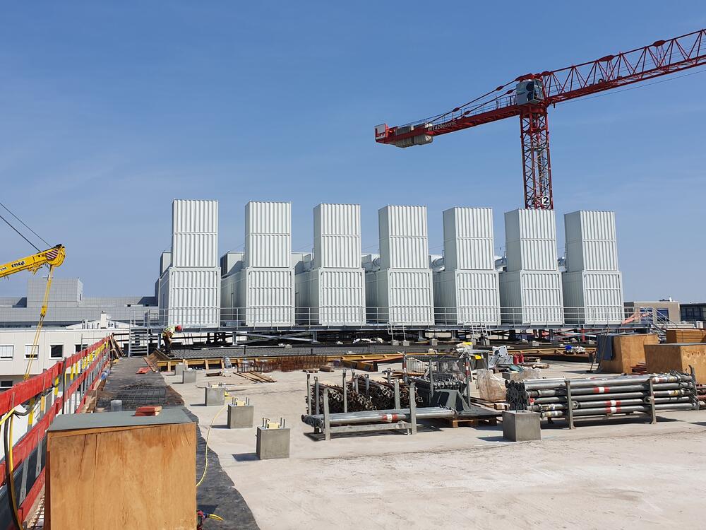Sieben Netzersatzanlagen als Containerlösung auf dem Dach eines Rechenzentrums in Frankfurt am Main.